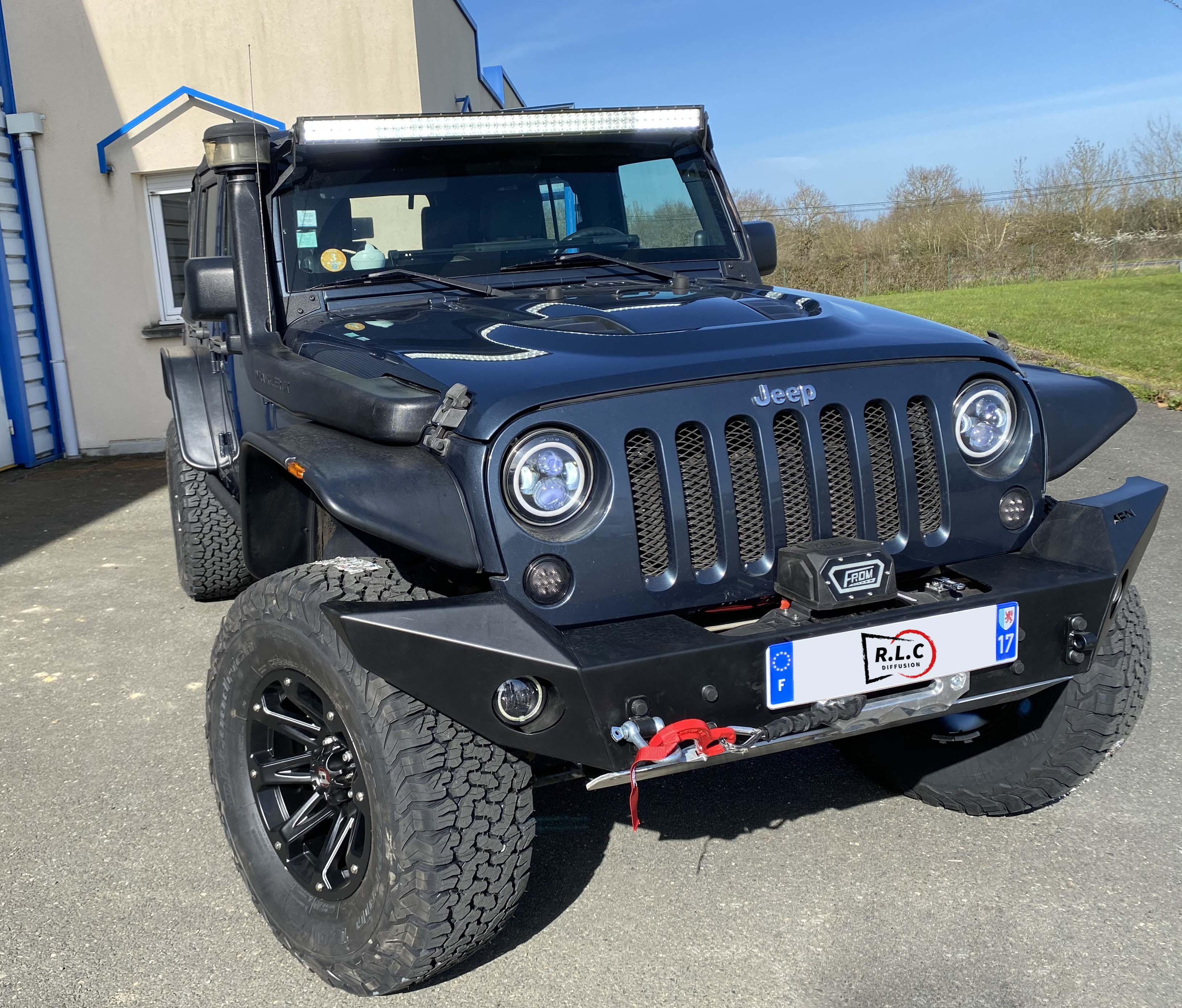 photo 3/4 avant droit du JEEP WRANGLER JK	avec parechoc avant, treuil plasma, snorkel, extension d'aile avant droite et barre avant LED